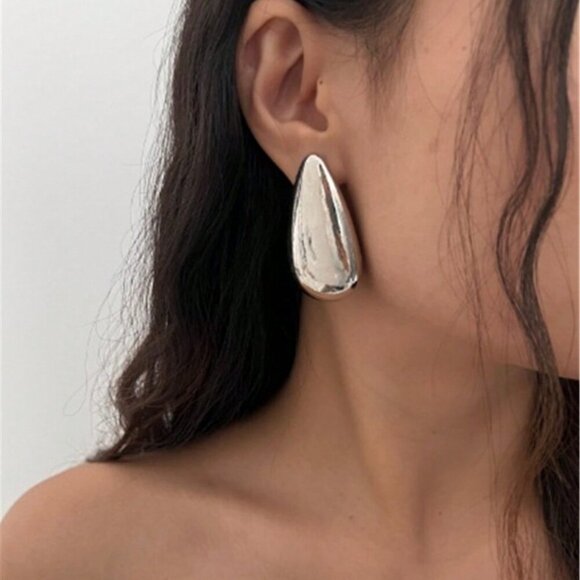 Silver toned Old Money Style Women's Metal Water Drop Stud Earrings - Picture 2 of 4